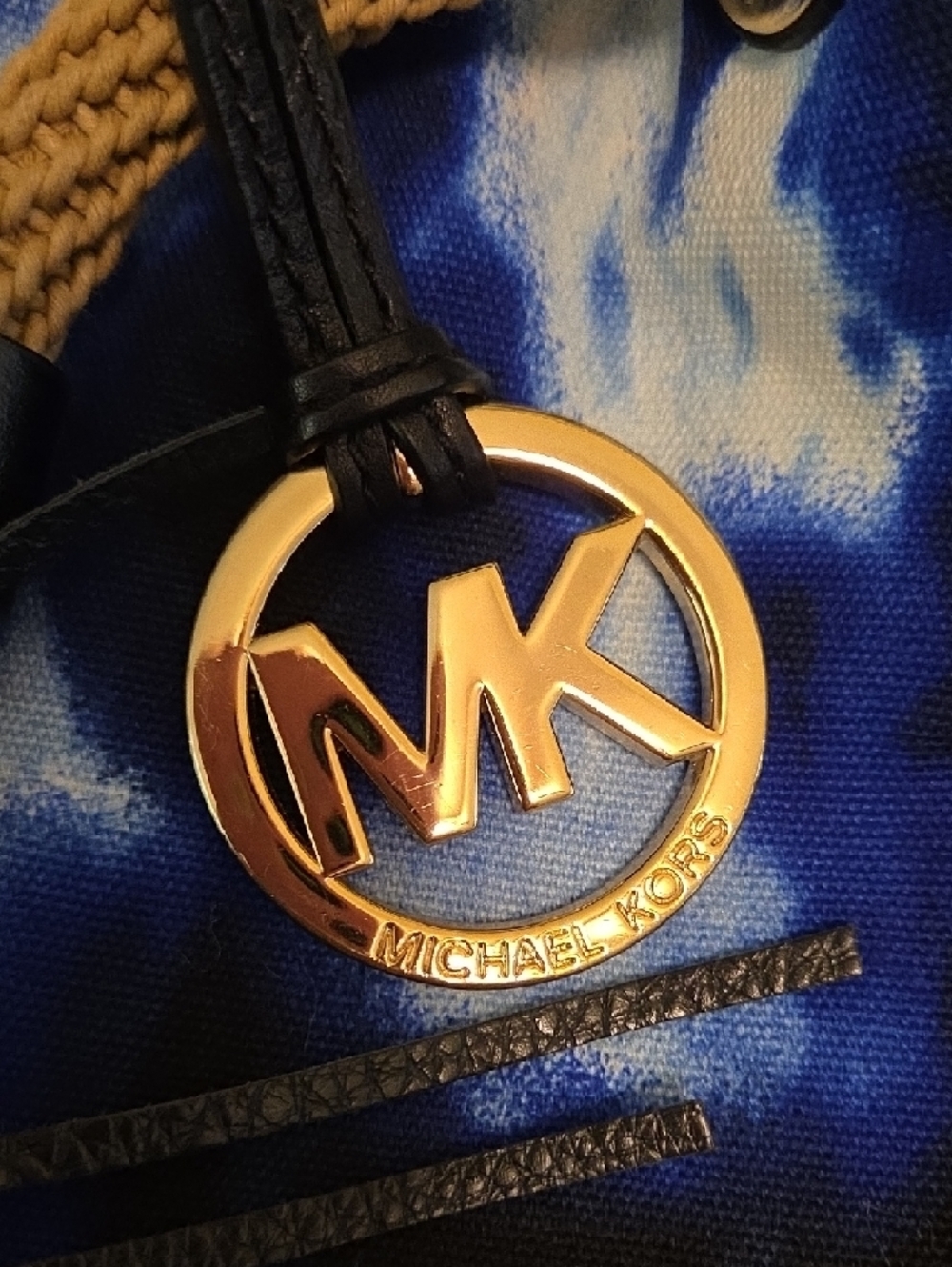 EUC Michael Kors Lrg Blue Tie-Dye Drawstring Shoulder Bag w/matching Wallet SET - Picture 2 of 13